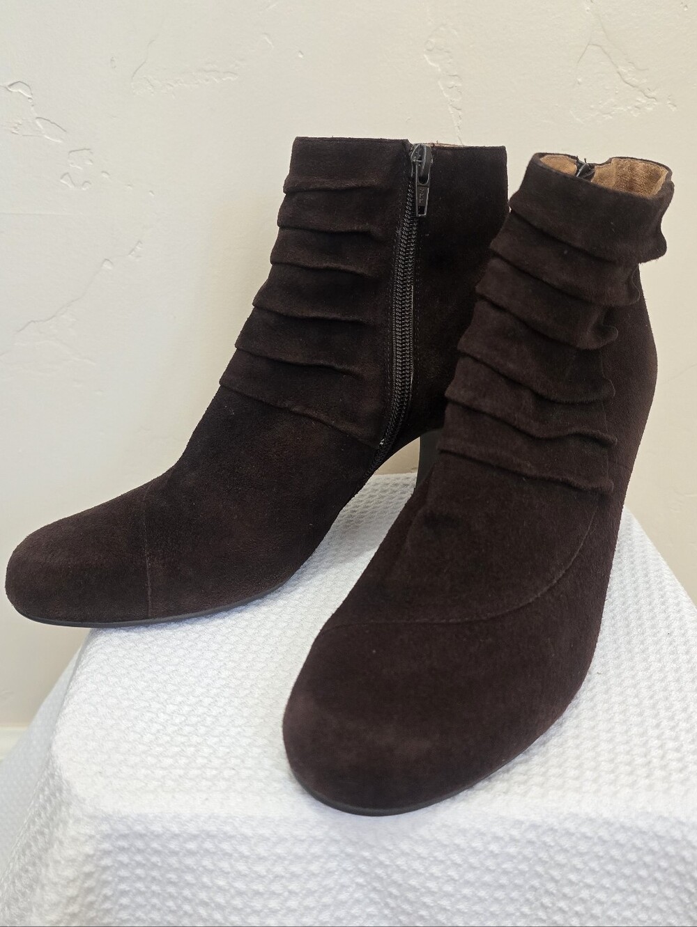 Vintage Y2K 2006 Miz Mooz Century Brown Suede Leather Ruched Ankle Boots Sz 38